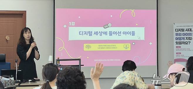 "유튜브 보는 아이, 이 시기는 안돼요"…우리 아이 '뇌성장' 지키는 법은?